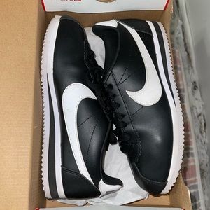 Like new; Cortez Nike sneakers🖤